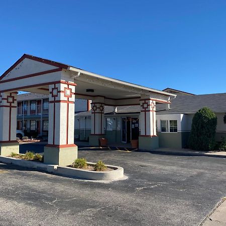 Cambridge Inn Oklahoma Stadt Exterior foto