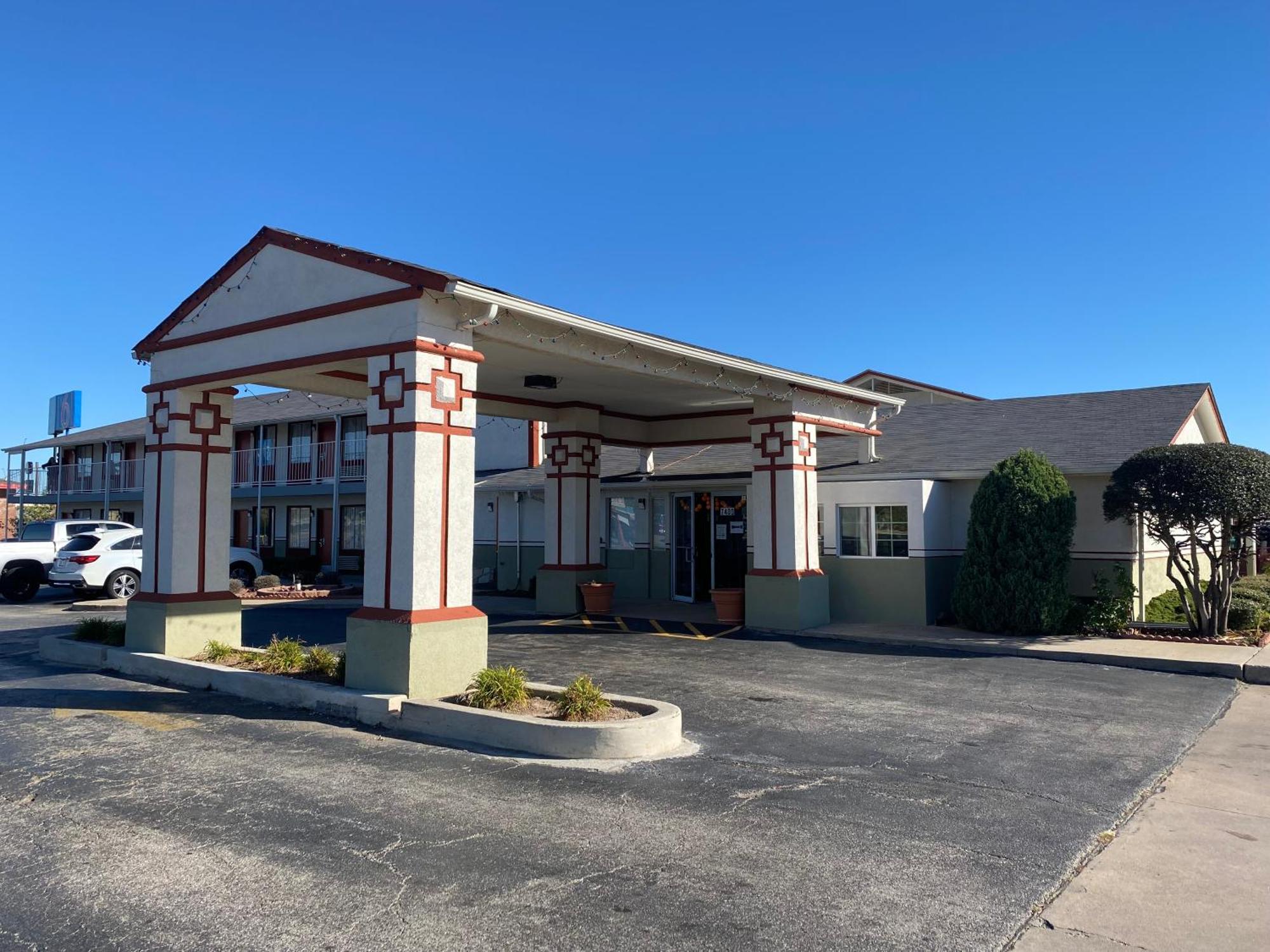 Cambridge Inn Oklahoma Stadt Exterior foto